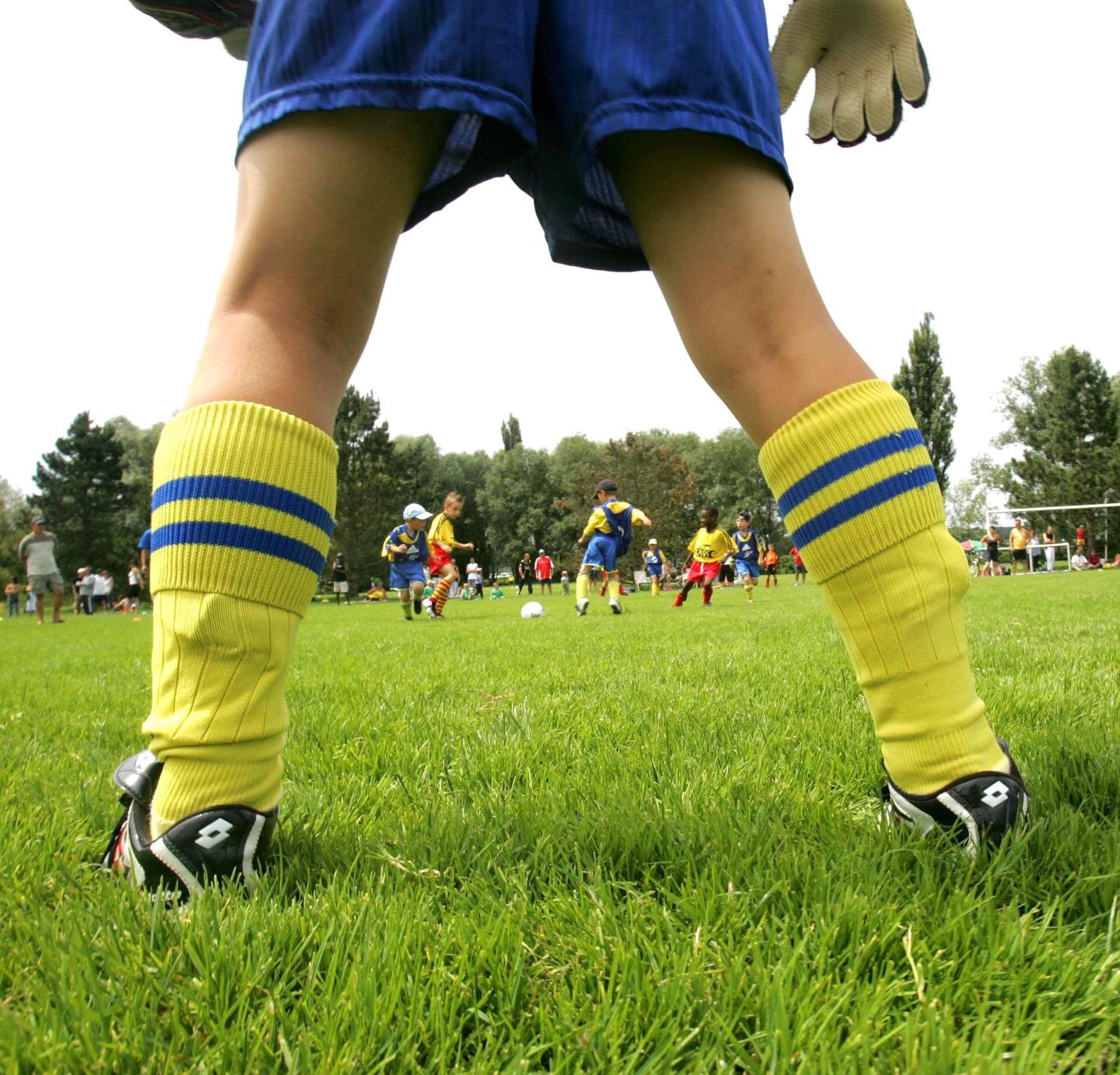 Billede af børn på en fodboldbane