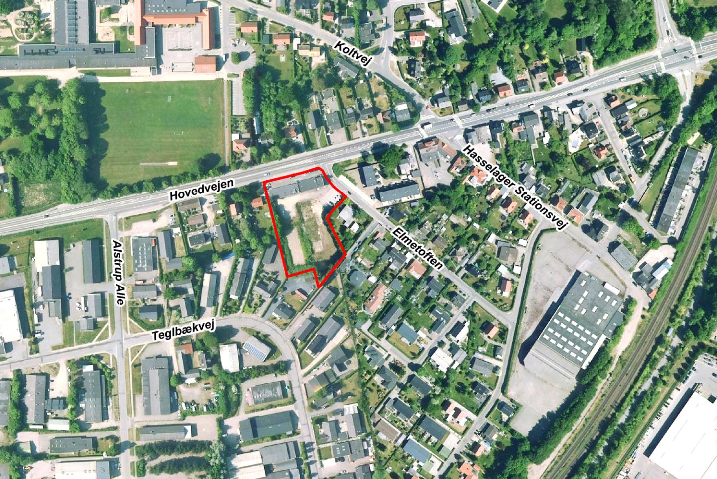 Luftfoto der viser lokalplanafgrænsningen for Lokalplan nr. 1127 - Dagligvarebutik og evt. boliger på Hovedvejen 49 og Elmetoften 2, Hasselager