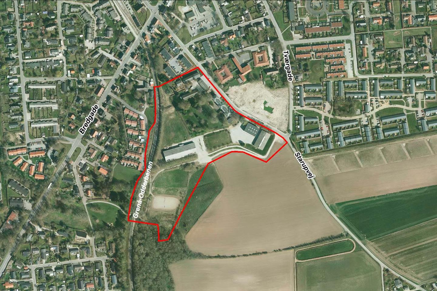 Luftfoto der viser afgrænsningen til lokalplan 1015, Tæt-lav- og etageboliger samt efterskole mellem Letbanen og Starupvej i Malling