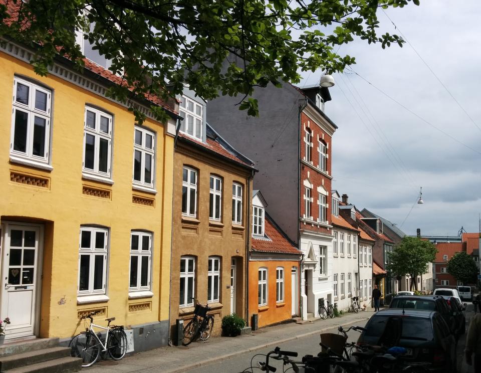 Billedet viser nogle gamle byhuse i midtbyen