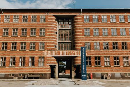 Bilede der viser indgangen/facaden ved Amtsygehuset