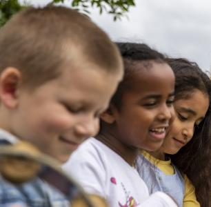 Billede som viser glade børn