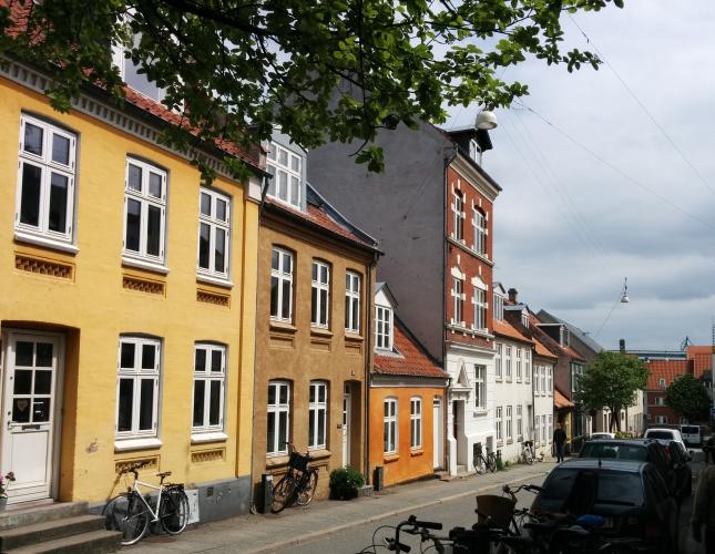 Billedet viser et gade med bygninger i Aarhus Kommune