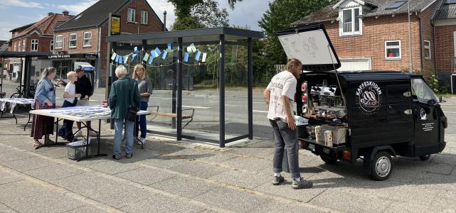 Pop up og kaffevogn på stationspladsen i Hjortshøj