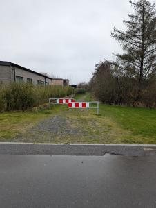 Sti vest for lokalplansområdet tæt på beskyttet naturområde