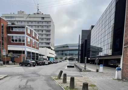 Toldbodgade med parkerede biler og eksisterende bygninger