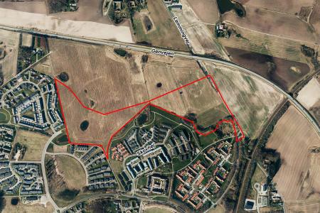 Luftfoto der viser afgrænsningen til debatoplægget om Område syd for Genvejen og vest for Lemmingvej i Hasselager