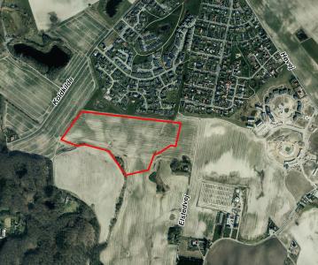 Luftfoto der viser afgrænsningen til debatoplægget om Ny skole og boldbaner i Nye