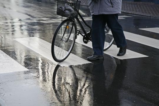 Cykel på våd vej ved fodgængerfelt
