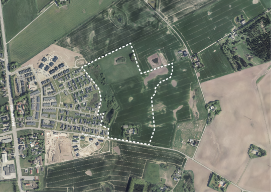 Luftfoto med hvid stiplet markering, der tegner lokalplansområdet ved Pannerupvej, Trige