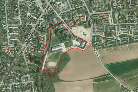 Luftfoto der viser afgrænsningen til lokalplan 1015, Tæt-lav- og etageboliger samt efterskole mellem Letbanen og Starupvej i Malling